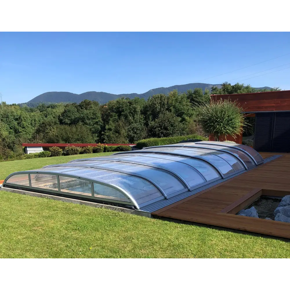 Pooltak NIVO KIT 860B 4x8 klarglas med böjd polykarbonattak över pool